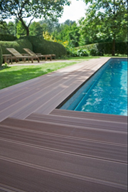 bord d'une piscine, laissant apparaitre un morceau de la terrasse en lame composite