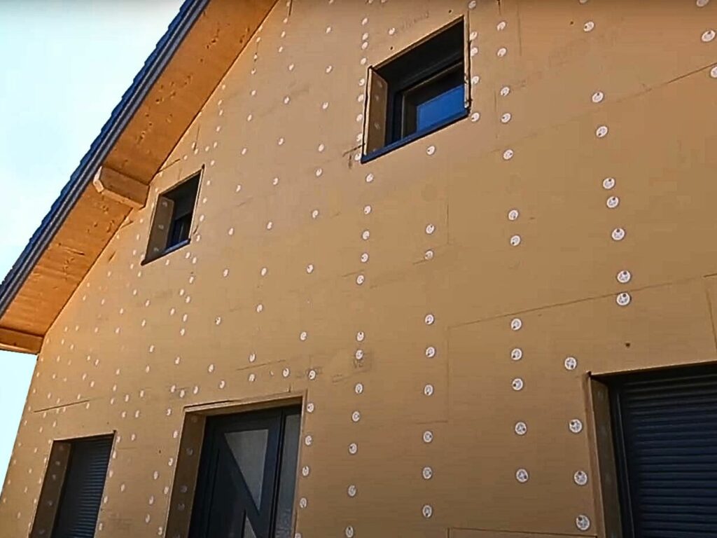 Isolation extérieure en fibre de bois fixée sur la façade d’une maison.