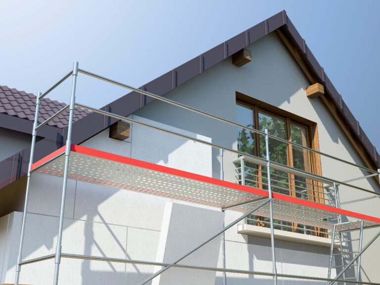 Isolation extérieure en cours sur une façade de maison avec échafaudage.